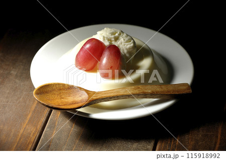クリームと葡萄を乗せたパンナコッタ クリームと葡萄を乗せたパンナコッタ 115918992