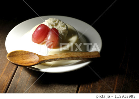 クリームと葡萄を乗せたパンナコッタ クリームと葡萄を乗せたパンナコッタ 115918995