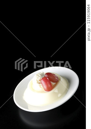 クリームと葡萄を乗せたパンナコッタを黒背景で撮影 クリームと葡萄を乗せたパンナコッタを黒背景で撮影 115919064