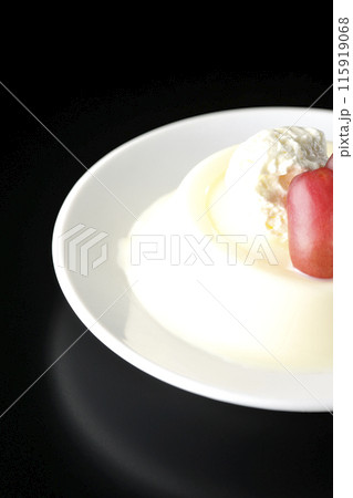 クリームと葡萄を乗せたパンナコッタを黒背景で撮影 クリームと葡萄を乗せたパンナコッタを黒背景で撮影 115919068