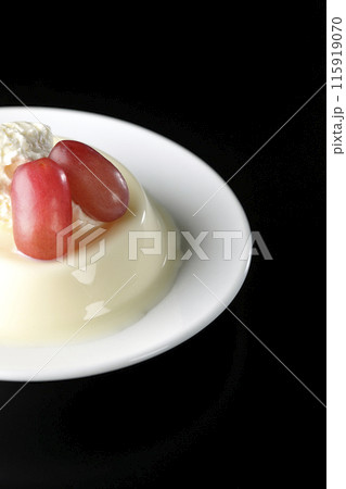 クリームと葡萄を乗せたパンナコッタを黒背景で撮影 クリームと葡萄を乗せたパンナコッタを黒背景で撮影 115919070