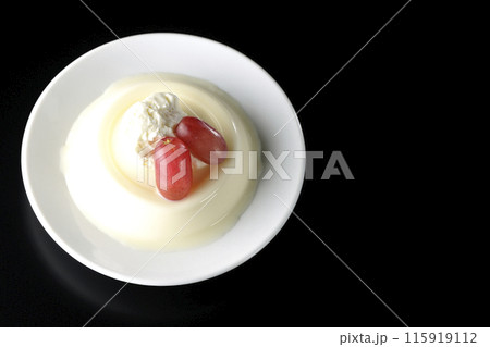 クリームと葡萄を乗せたパンナコッタを黒背景で俯瞰撮影 クリームと葡萄を乗せたパンナコッタを黒背景で俯瞰撮影 115919112