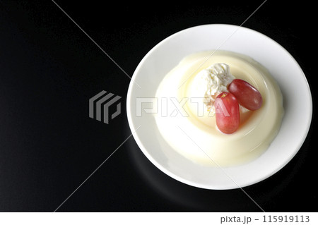 クリームと葡萄を乗せたパンナコッタを黒背景で俯瞰撮影 クリームと葡萄を乗せたパンナコッタを黒背景で俯瞰撮影 115919113