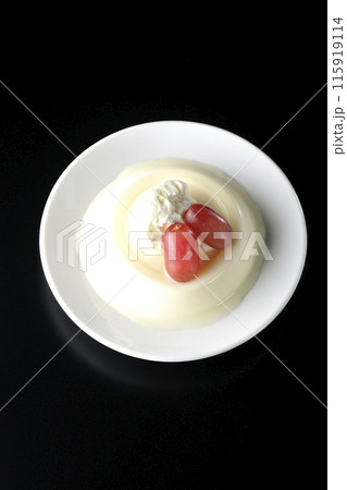 クリームと葡萄を乗せたパンナコッタを黒背景で俯瞰撮影 クリームと葡萄を乗せたパンナコッタを黒背景で俯瞰撮影 115919114