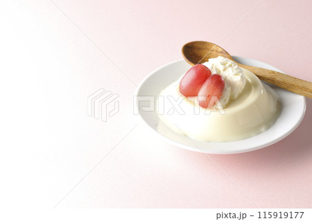 クリームと葡萄を乗せたパンナコッタ クリームと葡萄を乗せたパンナコッタ 115919177