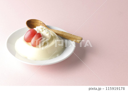 クリームと葡萄を乗せたパンナコッタ クリームと葡萄を乗せたパンナコッタ 115919178
