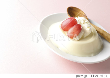 クリームと葡萄を乗せたパンナコッタ クリームと葡萄を乗せたパンナコッタ 115919184