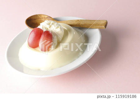 クリームと葡萄を乗せたパンナコッタ クリームと葡萄を乗せたパンナコッタ 115919186