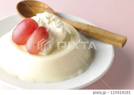 クリームと葡萄を乗せたパンナコッタ 115919191