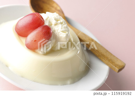クリームと葡萄を乗せたパンナコッタ 115919192
