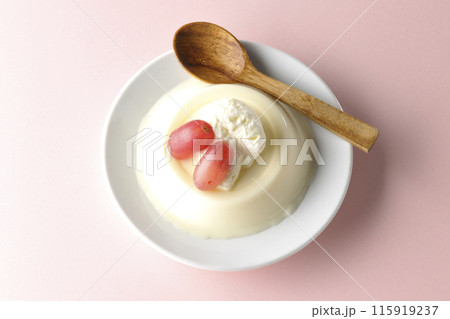 クリームと葡萄を乗せたパンナコッタを俯瞰で撮影 115919237