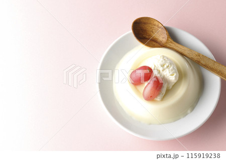 クリームと葡萄を乗せたパンナコッタを俯瞰で撮影 クリームと葡萄を乗せたパンナコッタを俯瞰で撮影 115919238