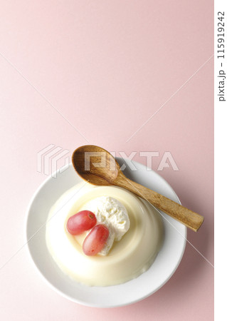 クリームと葡萄を乗せたパンナコッタを俯瞰で撮影 115919242
