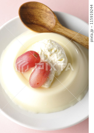 クリームと葡萄を乗せたパンナコッタを俯瞰で撮影 クリームと葡萄を乗せたパンナコッタを俯瞰で撮影 115919244