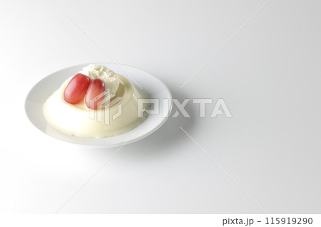 クリームと葡萄を乗せたパンナコッタを白背景で撮影 クリームと葡萄を乗せたパンナコッタを白背景で撮影 115919290