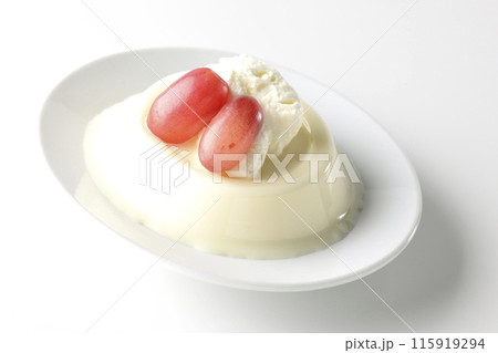 クリームと葡萄を乗せたパンナコッタを白背景で撮影 クリームと葡萄を乗せたパンナコッタを白背景で撮影 115919294