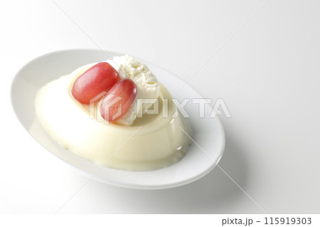 クリームと葡萄を乗せたパンナコッタを白背景で撮影 クリームと葡萄を乗せたパンナコッタを白背景で撮影 115919303