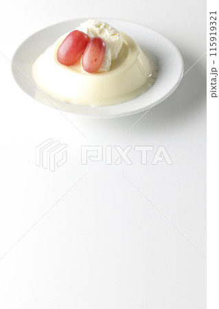 クリームと葡萄を乗せたパンナコッタを白背景で撮影 115919321