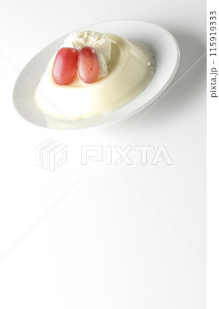 クリームと葡萄を乗せたパンナコッタを白背景で撮影 クリームと葡萄を乗せたパンナコッタを白背景で撮影 115919333