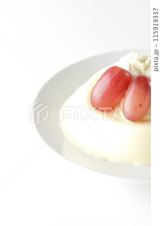 クリームと葡萄を乗せたパンナコッタを白背景で撮影 クリームと葡萄を乗せたパンナコッタを白背景で撮影 115919337