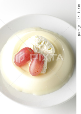 クリームと葡萄を乗せたパンナコッタを白背景で撮影 クリームと葡萄を乗せたパンナコッタを白背景で撮影 115919346