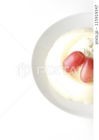 クリームと葡萄を乗せたパンナコッタを白背景で撮影 115919347