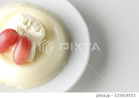 クリームと葡萄を乗せたパンナコッタを白背景で撮影 115919353