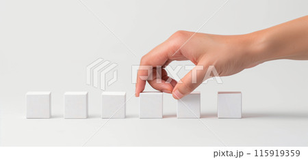 木製のブロックを並べる手 115919359