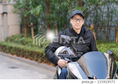 バイクに乗る30代男性 バイクに乗る30代男性 115919571