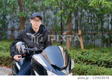 バイクに乗る30代男性 バイクに乗る30代男性 115919576