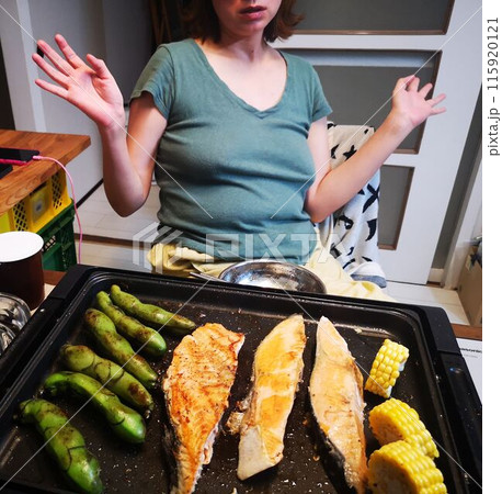 食べ過ぎを気にする女性 115920121