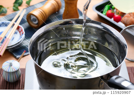 鍋に油を注ぐ 115920907