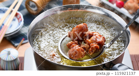 【調理シーン】鶏の唐揚げを揚げる 【調理シーン】鶏の唐揚げを揚げる 115921137