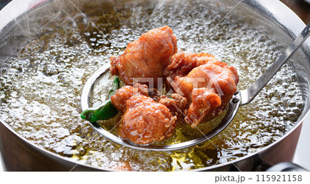 【調理シーン】鶏の唐揚げを揚げる 115921158
