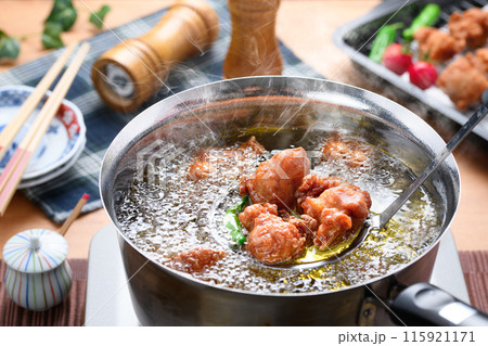 【調理シーン】鶏の唐揚げを揚げる 115921171