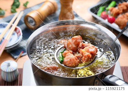 【調理シーン】鶏の唐揚げを揚げる 115921175