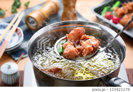 【調理シーン】鶏の唐揚げを揚げる 115921179