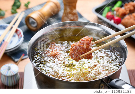 【調理シーン】鶏の唐揚げを揚げる 115921182