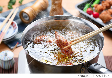 【調理シーン】鶏の唐揚げを揚げる 115921197
