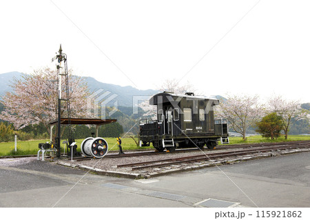 永野鉄道記念館 旧長野駅に展示されている車両と車輪 桜並木 115921862
