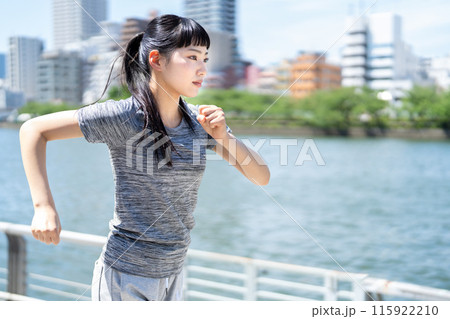 ジョギングをする女性 ジョギングをする女性 115922210