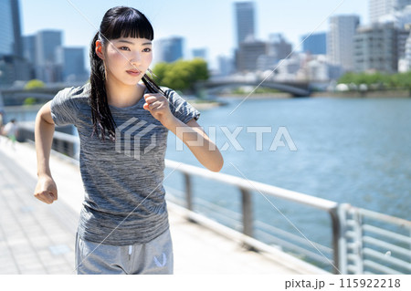 ジョギングをする女性 115922218
