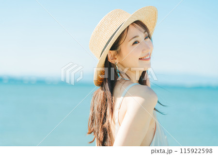 海と青空バックの麦わら帽子を被った女性 海と青空バックの麦わら帽子を被った女性 115922598