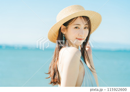 海と青空バックの麦わら帽子を被った女性 海と青空バックの麦わら帽子を被った女性 115922600