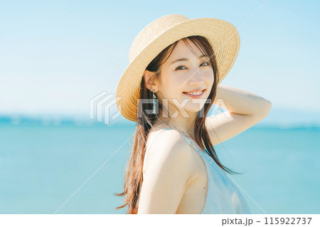 海と青空背景の麦わら帽子を被った女性 115922737