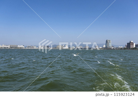 宍道湖の湖上から見る松江市街の街並み 宍道湖の湖上から見る松江市街の街並み 115923124