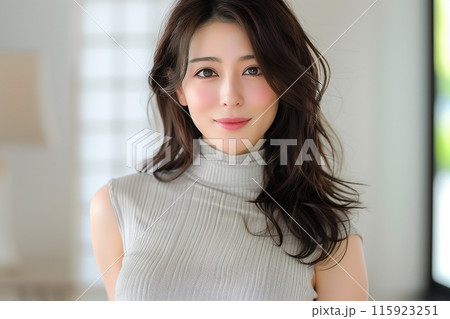 タートルネックを着た美魔女 タートルネックを着た美魔女 115923251