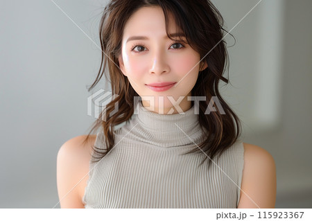 タートルネックを着た美魔女 115923367