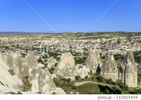 ギョレメ・パノラマから望むギョレメ街並みとエルジェス山 115923439