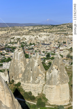 ギョレメ・パノラマから望むギョレメ街並みとエルジェス山 115923440